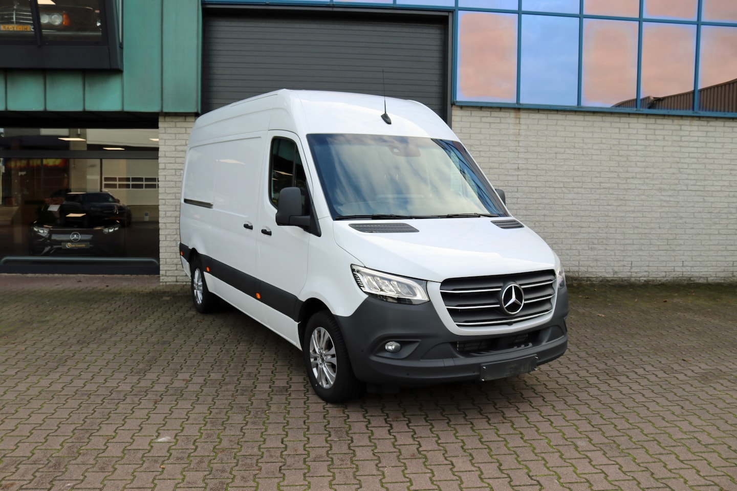 Mercedes-Benz Sprinter - 319 CDI L2H2 BPM vrij 360° ALARM KL3 DISTRONIC MBUX10 LED 9G-TRONIC PDC 3.5T AHW COMPLEET - AutoWereld.nl
