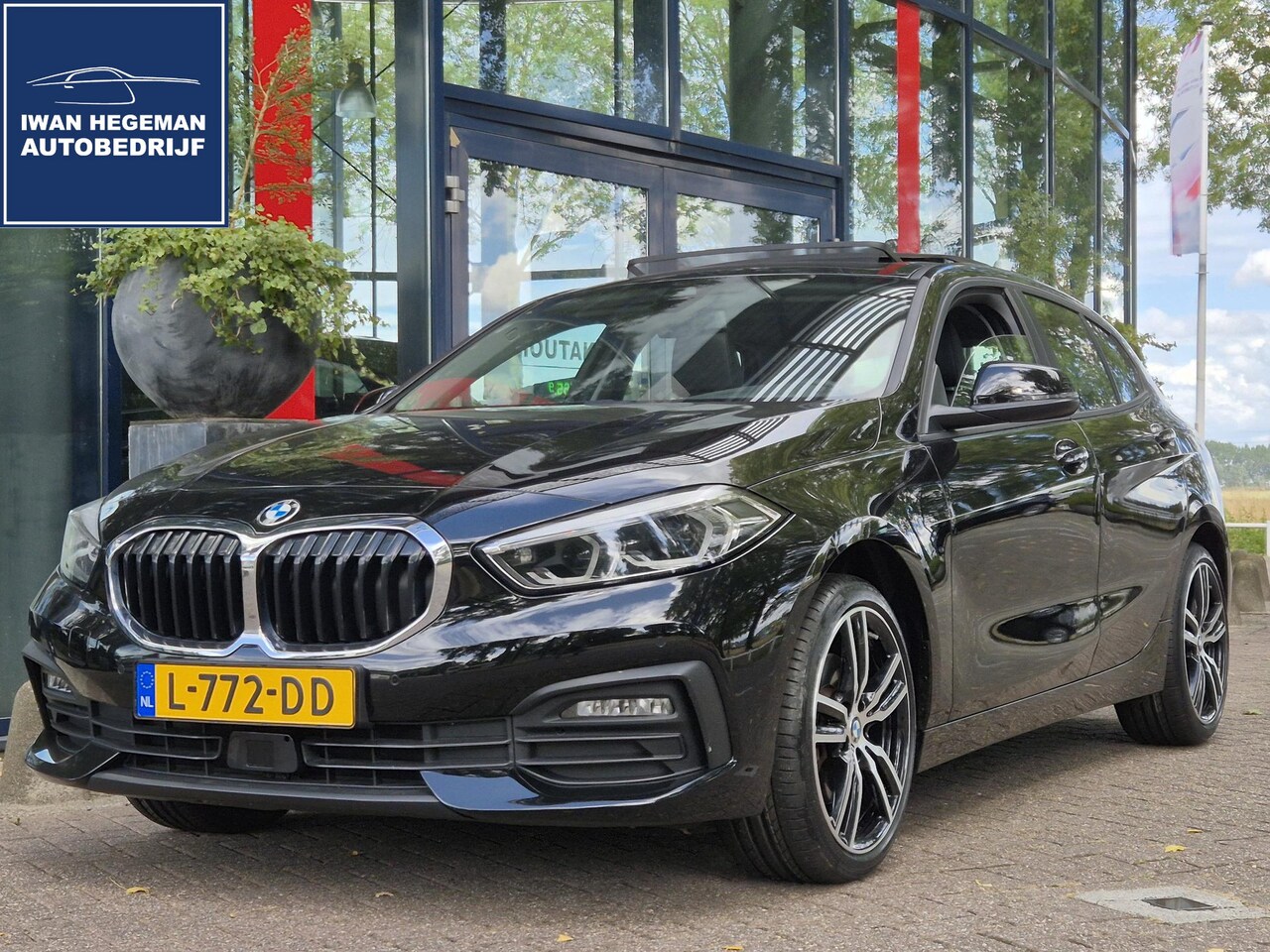 BMW 1-serie - 118i High Executive | Panodak | Adapt. Cruise Control | LED | LM Velgen | Leer | Sportstoe - AutoWereld.nl