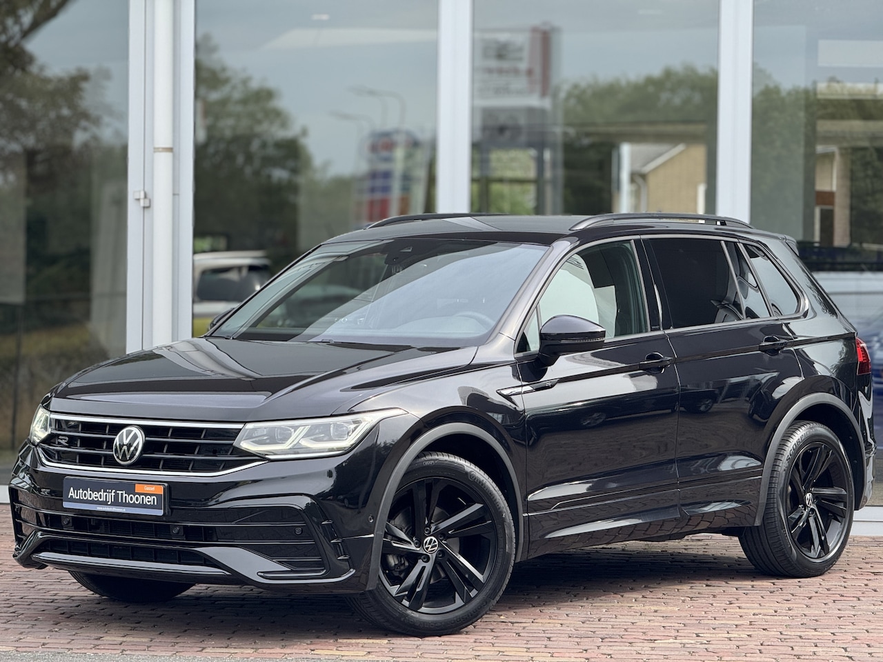 Volkswagen Tiguan - 1.5 TSI R-Line Business+ | Trekhaak | Keyless | Camera - AutoWereld.nl