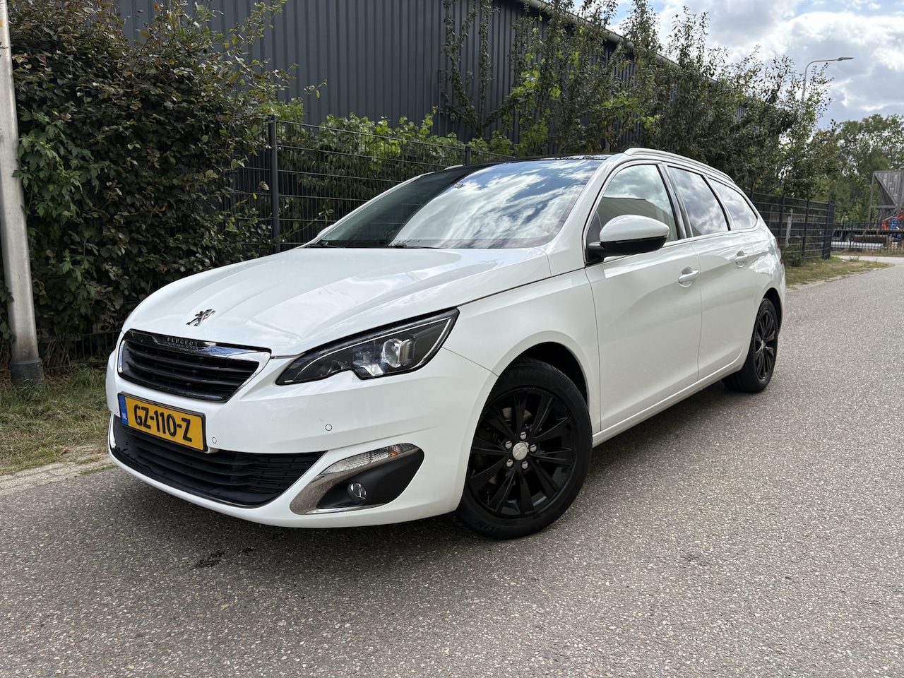 Peugeot 308 SW - 1.2 PureTech Blue Lease Premium / NAVI / CRUISE / AIRCO / PANORAMADAK - AutoWereld.nl
