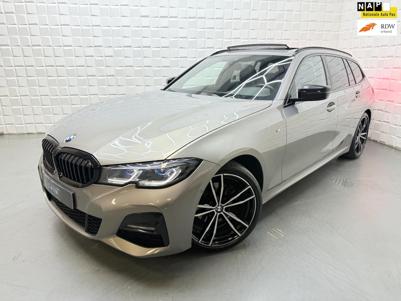BMW 3-serie Touring - 320i M PAKKET LIVE COCKPIT PANO CAMERA - AutoWereld.nl