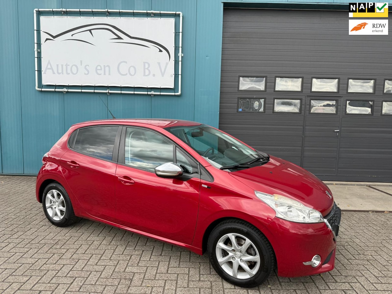Peugeot 208 - 1.2 PureTech Style 5-deurs Airco Cruise Navigatie Pdc NAP Incl nw Apk 11-2026 - AutoWereld.nl