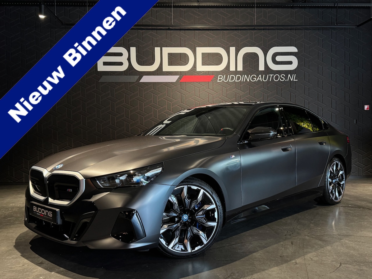 BMW i5 - M60 xDrive 84 kWh | Orig NL | Nw prijs €136500,- | Trekhaak | Pano | Driving Assist Pro - AutoWereld.nl