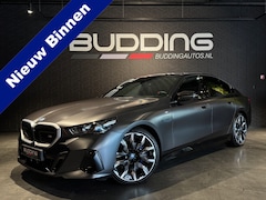 BMW i5 - M60 xDrive 84 kWh | Orig NL | Nw prijs €136500, - | Trekhaak | Pano | Driving Assist Pro