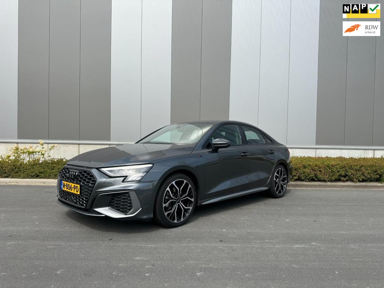 Audi A3 Limousine - 35 TFSI S edition black edition leer / stoelverwarming / S-Line interieur en exterieur - AutoWereld.nl