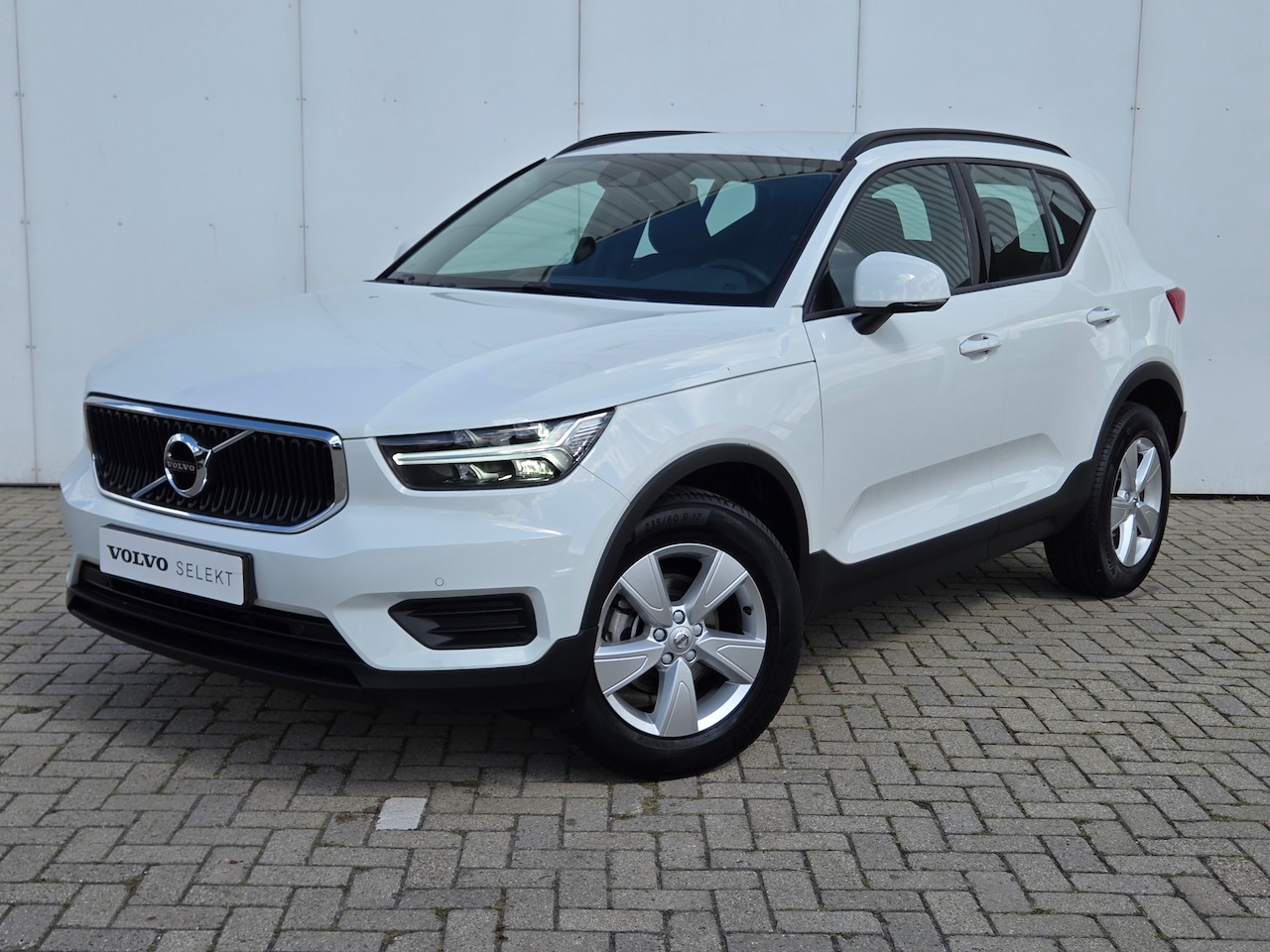 Volvo XC40 - 1.5 T2 Momentum Core LageKM! | Stoel/Stuurverw | Navigatie | Camera - AutoWereld.nl