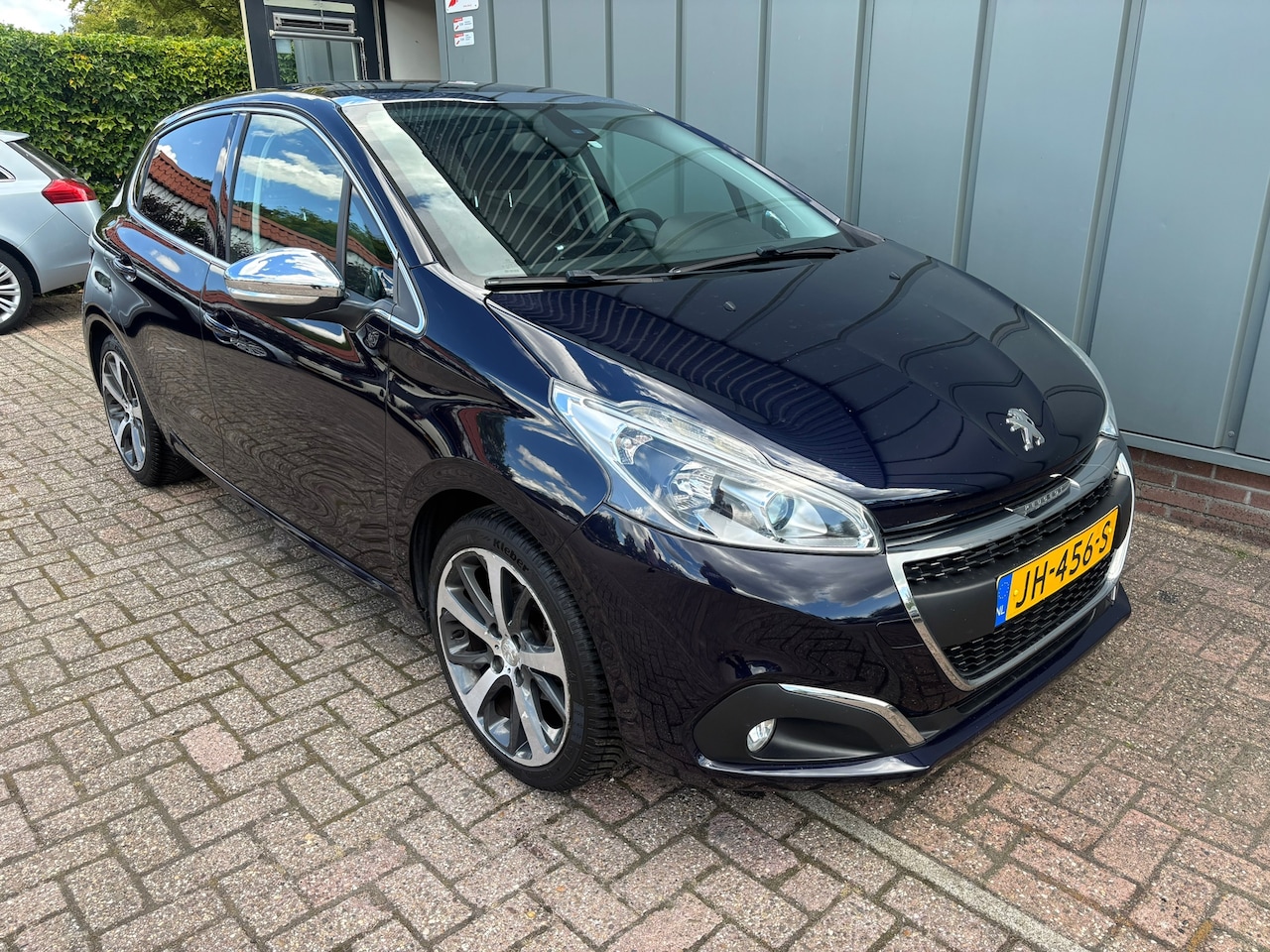 Peugeot 208 - 1.2 PureTech Première NAP//AIRCO//CRUISE//NAVI//PANORAMA//TREKHAAK - AutoWereld.nl