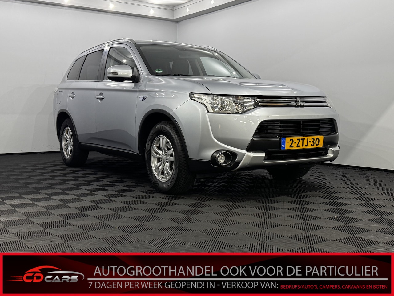 Mitsubishi Outlander - 2.0 PHEV Business Edition X-Line Half leder, Camera, Navi, Keyless start, Clima, Cruise co - AutoWereld.nl