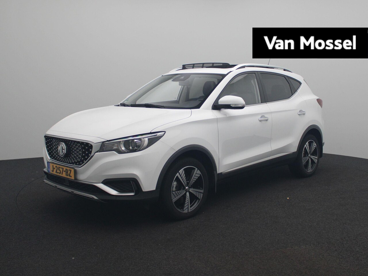 MG ZS - Luxury 45 kWh | Leder | Panoramadak | Apple CarPlay | Camera | Stoelverwarming | - AutoWereld.nl