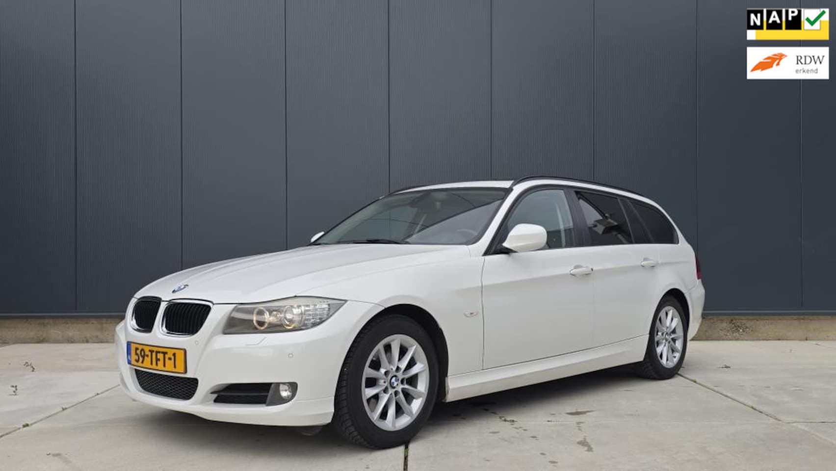 BMW 3-serie Touring - 320i | Dealer onderhouden | Lederen bekleding | Panoramadak | Nieuw APK - AutoWereld.nl
