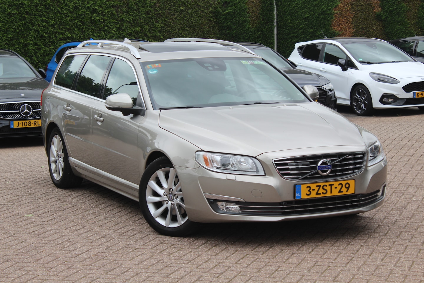Volvo V70 - 2.0 D4 Summum 171.462 km! / Schuifdak / Leder / Standverwarming / 17'' / Navigatie / Parke - AutoWereld.nl