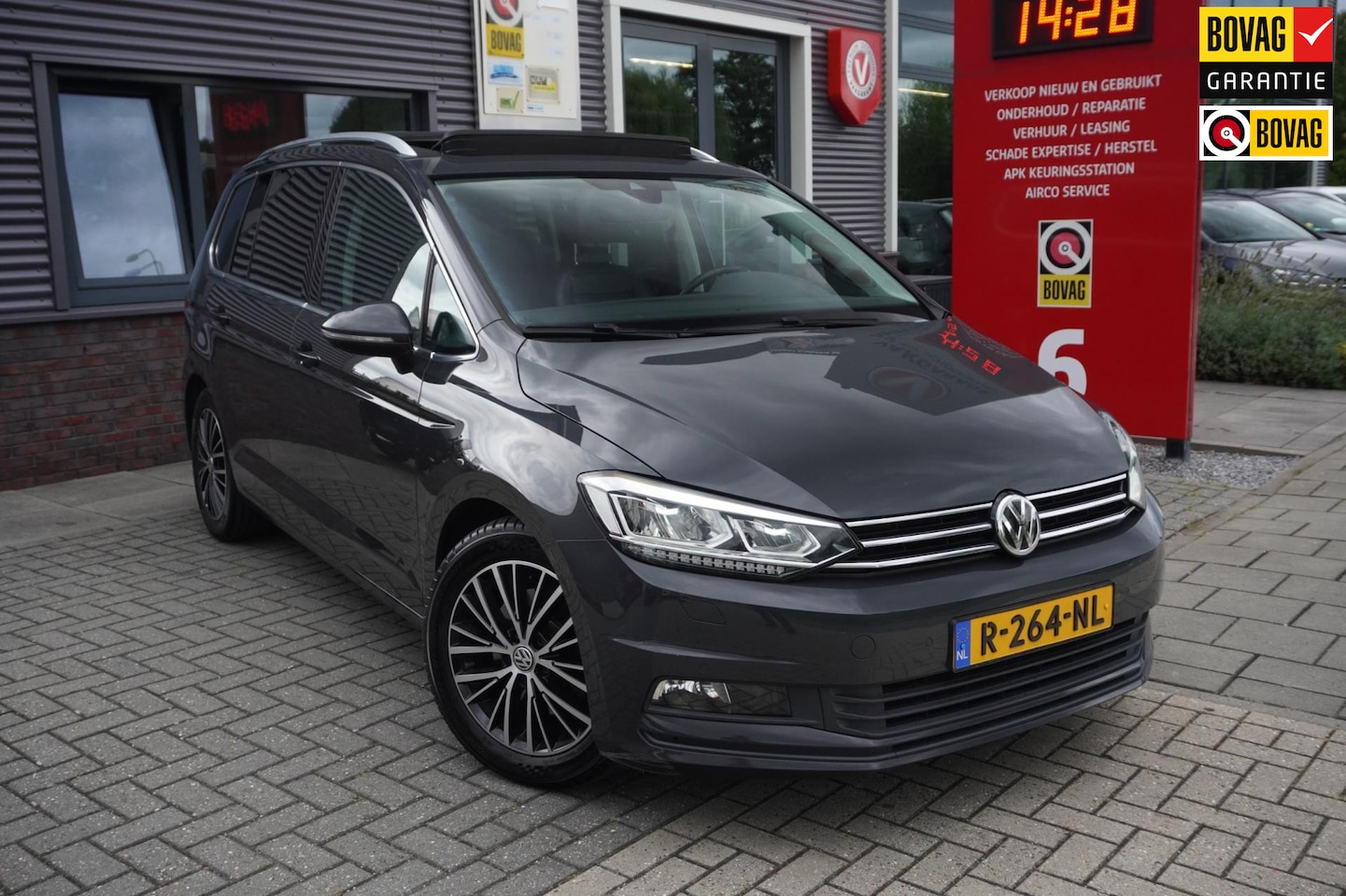 Volkswagen Touran - 1.5 TSI Comfortline 7p / Lederen bekleding / Stoelverwarming / Pano / Elek. voorstoelen / - AutoWereld.nl
