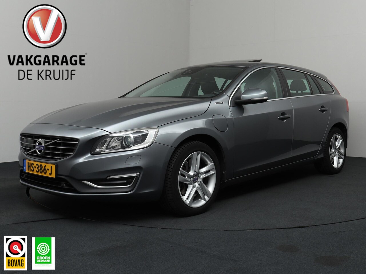 Volvo V60 - 2.4 D6 Twin Engine R-Design | ACC | Trekhaak | Camera! - AutoWereld.nl