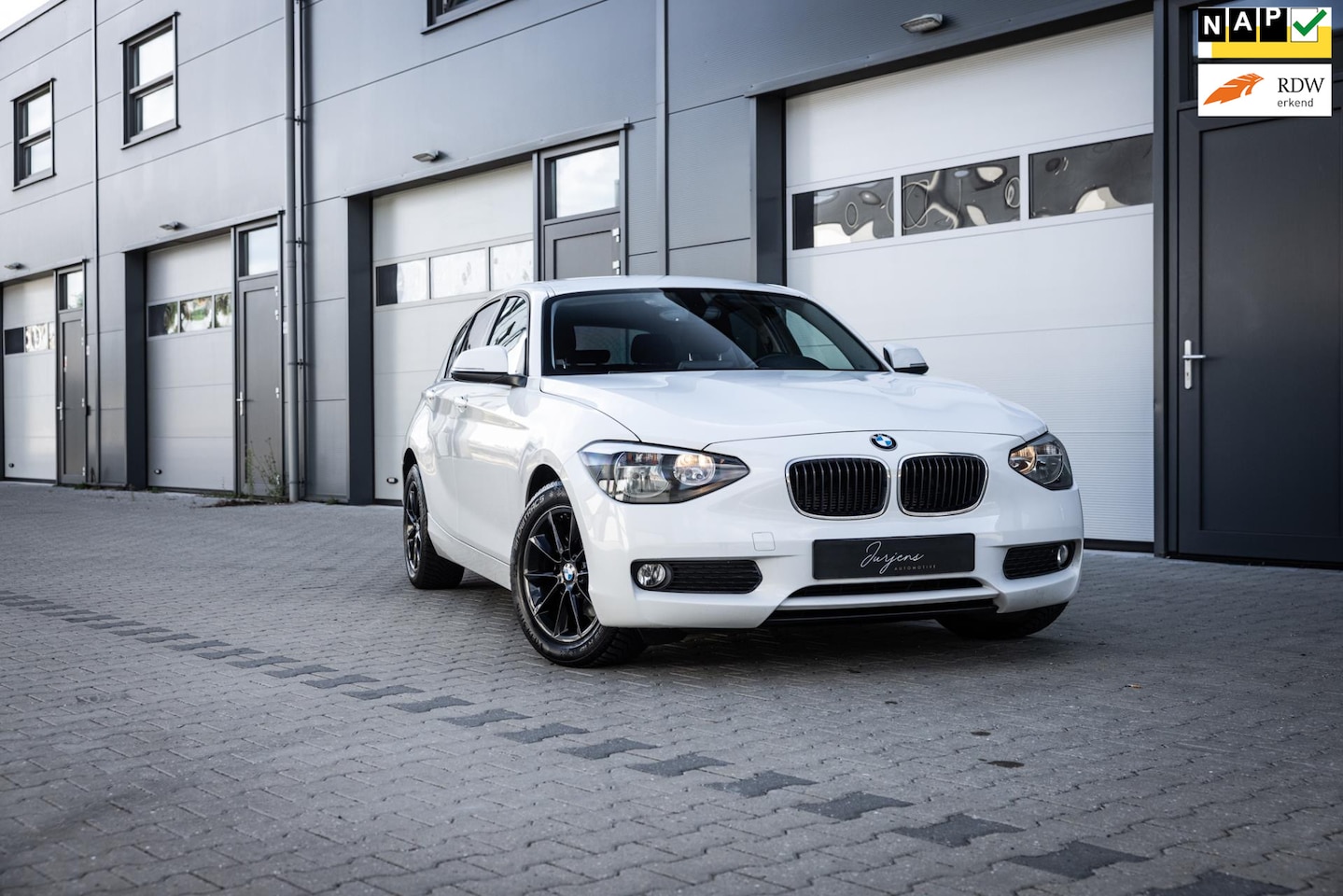 BMW 1-serie - 116i Sport Automaat (136pk) 5-drs NAVI STOELVERWARMING - AutoWereld.nl