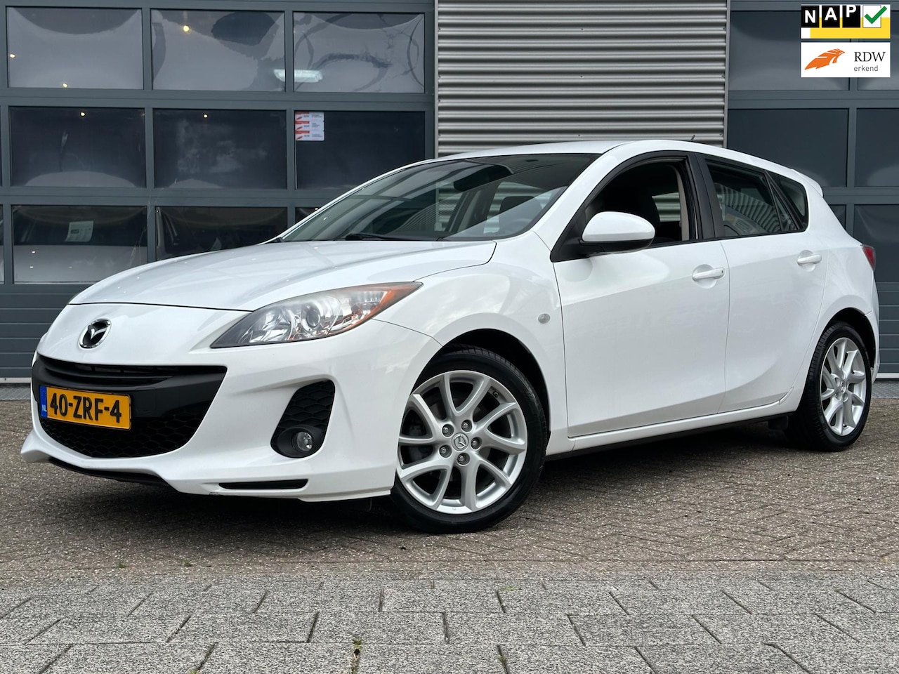Mazda 3 - 1.6 Navigator | Navi | CRUISECR | Airco | PDC - AutoWereld.nl