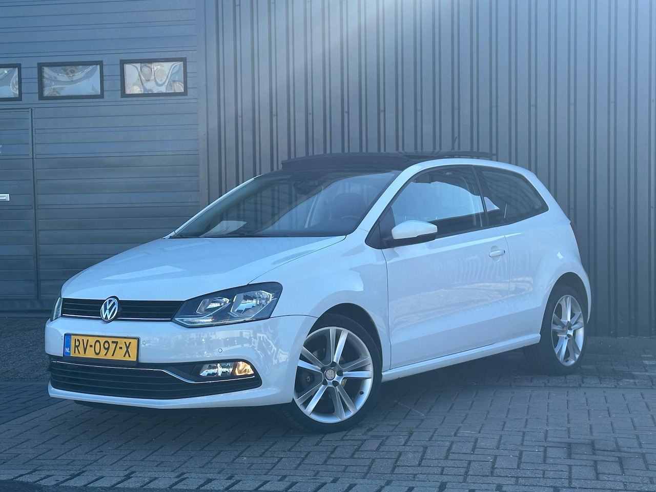 Volkswagen Polo - 1.2 TSI Highline Pano / PDC - AutoWereld.nl