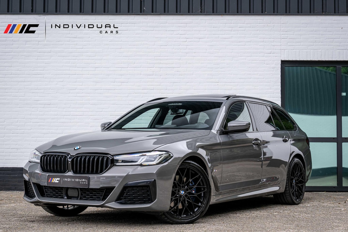 BMW 5-serie Touring - 530e xDrive M-Sport CoPilot Panorama Trekhaak 360 - AutoWereld.nl