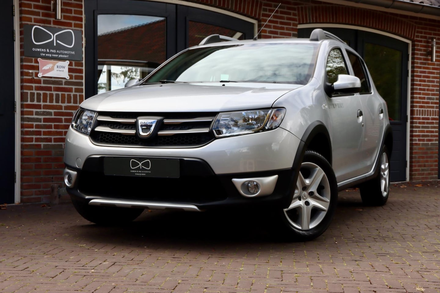Dacia Sandero Stepway - 0.9 TCe Easy-R Lauréate | NAVIGATIE | CRUISE | AIRCO | AUTOMAAT | HOGE INSTAP - AutoWereld.nl