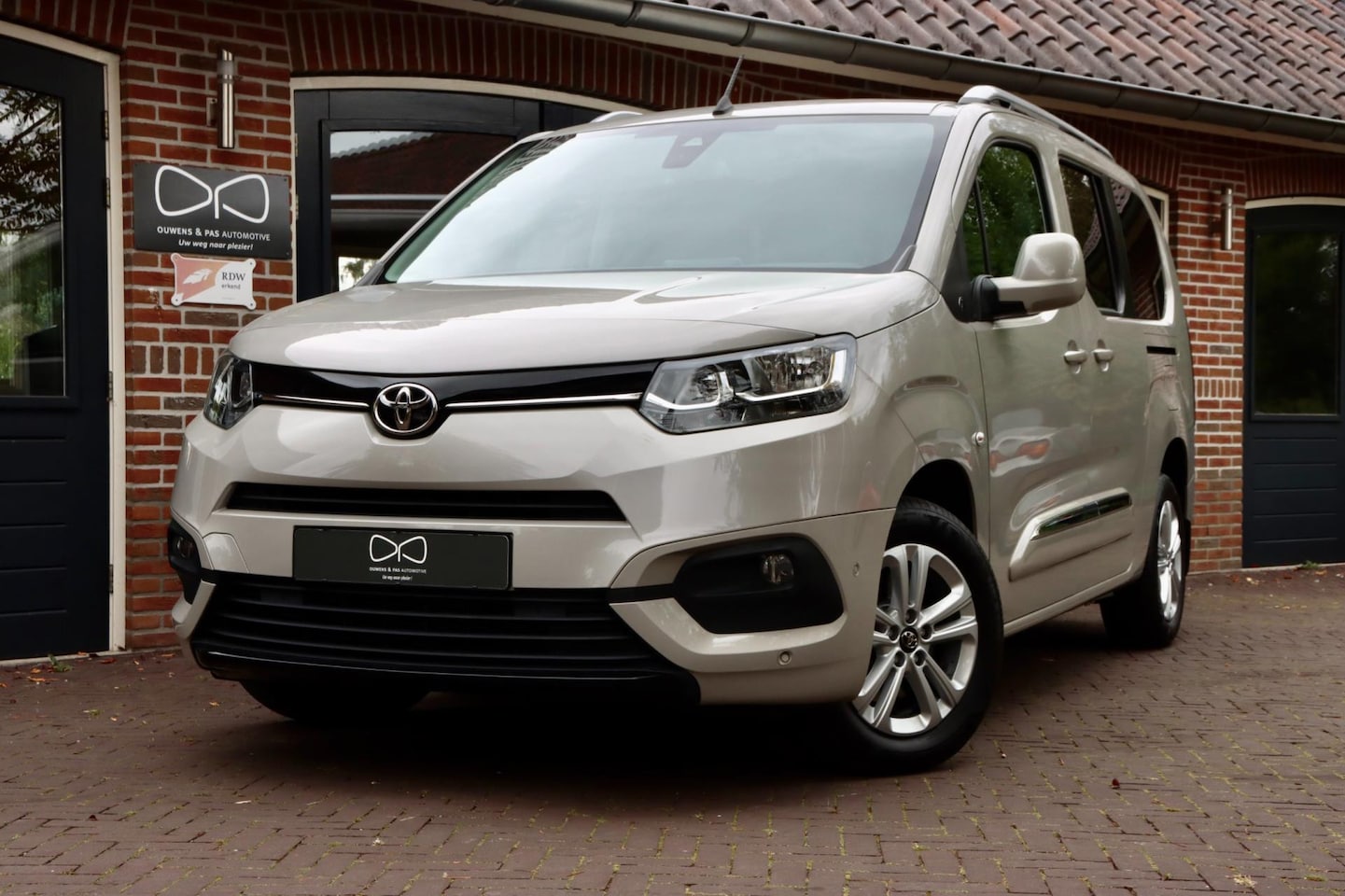 Toyota ProAce City Verso - 1.2 Turbo Dynamic Long 7p. | AUTOMAAT | CAMERA | NAVIGATIE | CRUISE - AutoWereld.nl