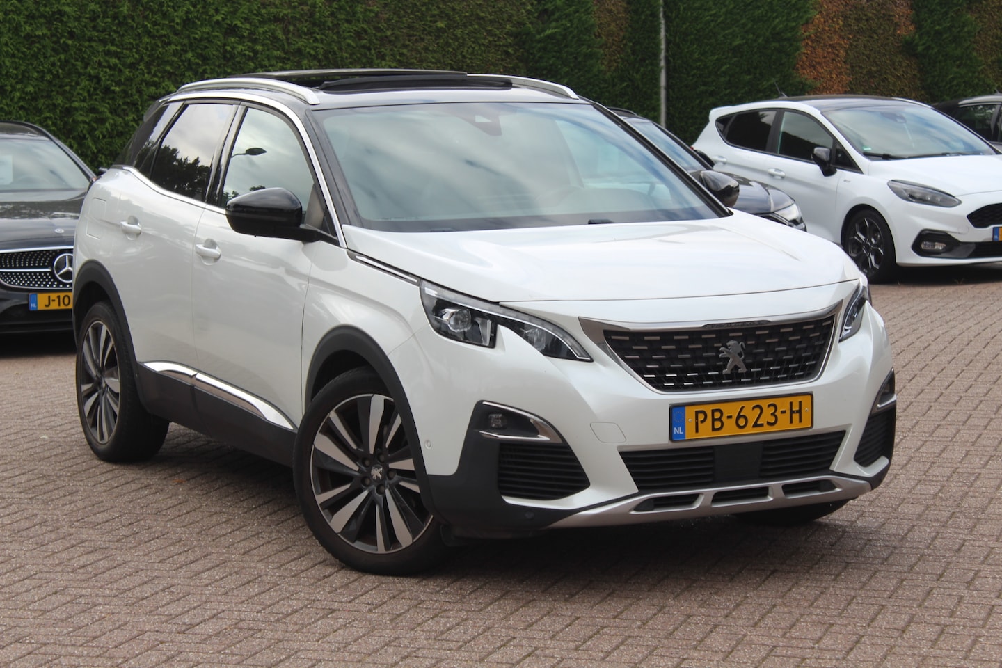 Peugeot 3008 - 1.2 PureTech GT Line / Panoramadak / Camera / Half leder / 19'' / Navigatie / Elektr. acht - AutoWereld.nl