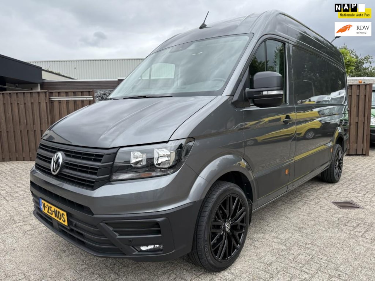 Volkswagen Crafter - 35 2.0 TDI L3H3 35 2.0 TDI L3H3 DSG 180 PK - AutoWereld.nl