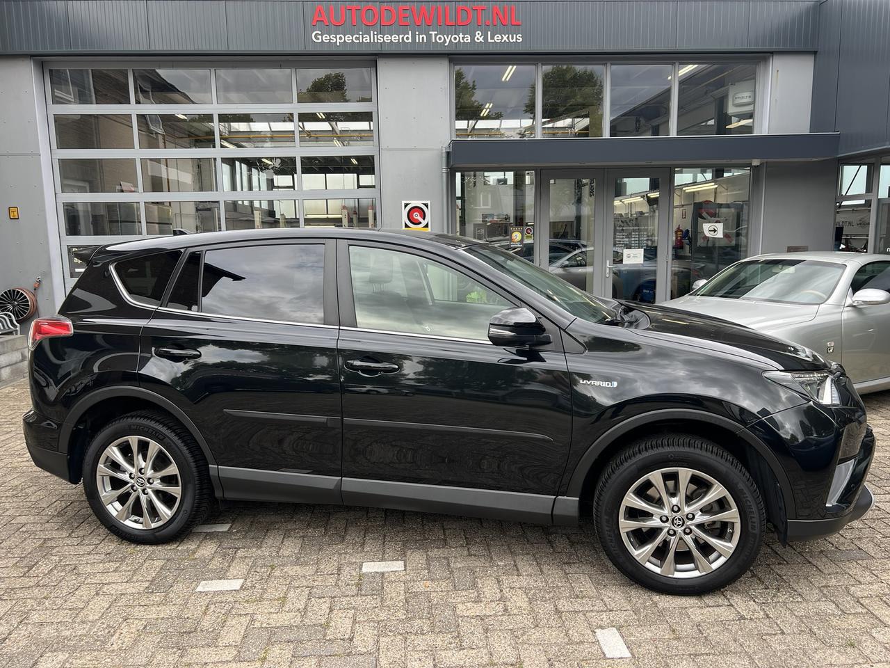 Toyota RAV4 - 2.5 Hybrid AWD Executive Business A/T + BOVAG - AutoWereld.nl
