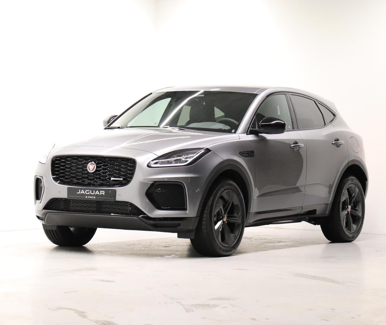 Jaguar E-Pace - P300e AWD R-Dynamic Black SPECIAL EDITION | EIGER GREY - AutoWereld.nl