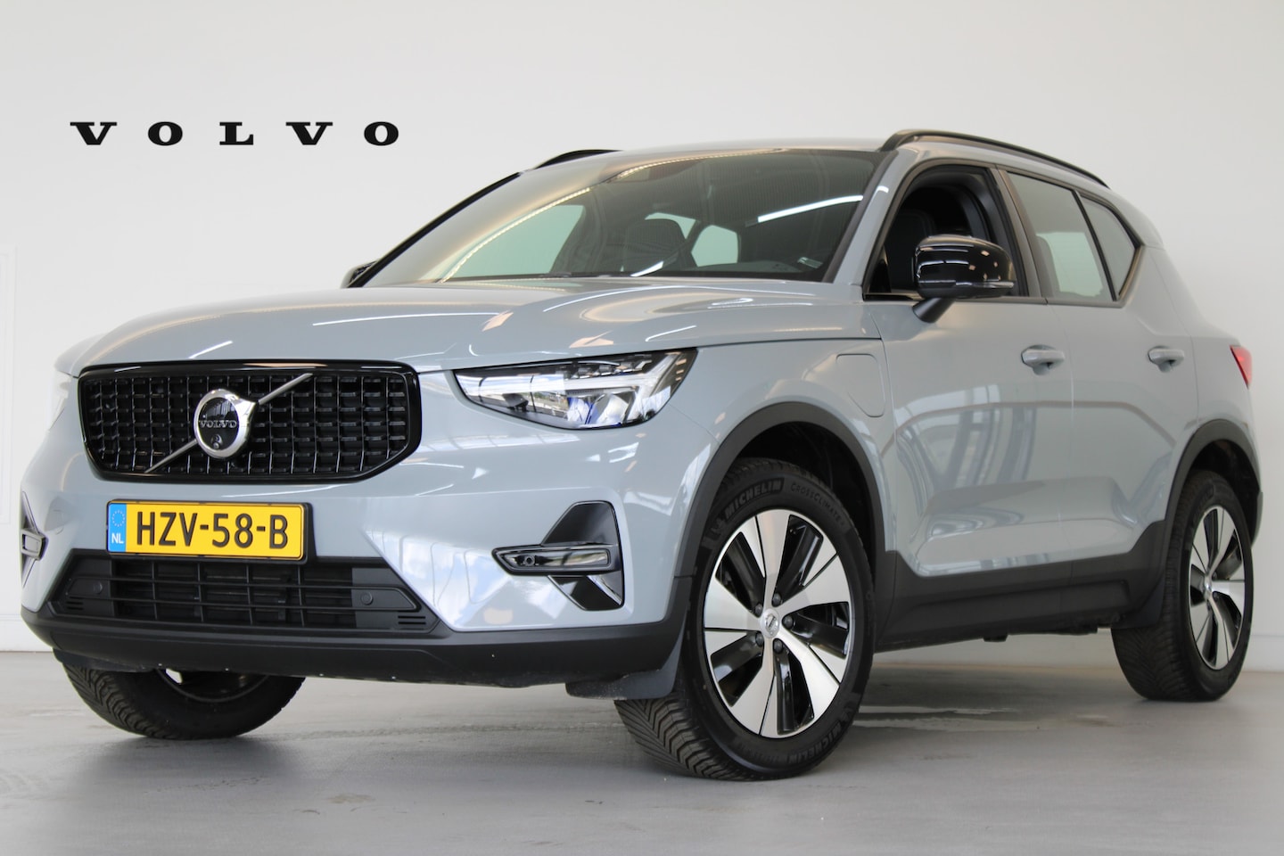 Volvo XC40 - T4 211PK Plus Dark | Voorruit verwarming | Trekhaak | PDC + 360 Camera | Adaptive Cruiscon - AutoWereld.nl