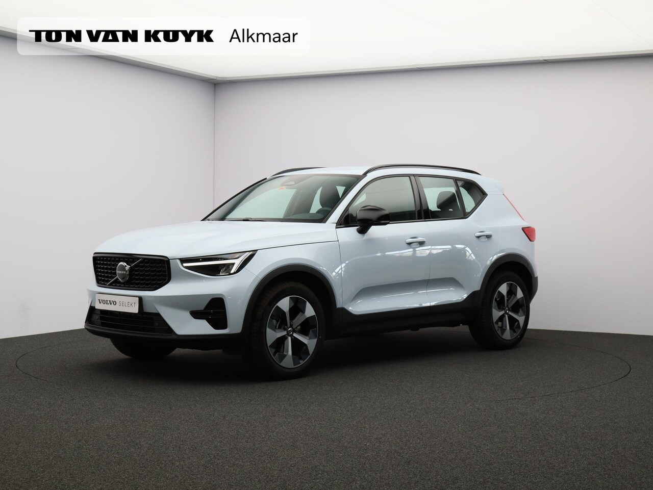 Volvo XC40 - 2.0 B4 Plus Dark / Trekhaak / Harman Kardon / Stoel + stuurverwarming / Elek. verstelbare - AutoWereld.nl