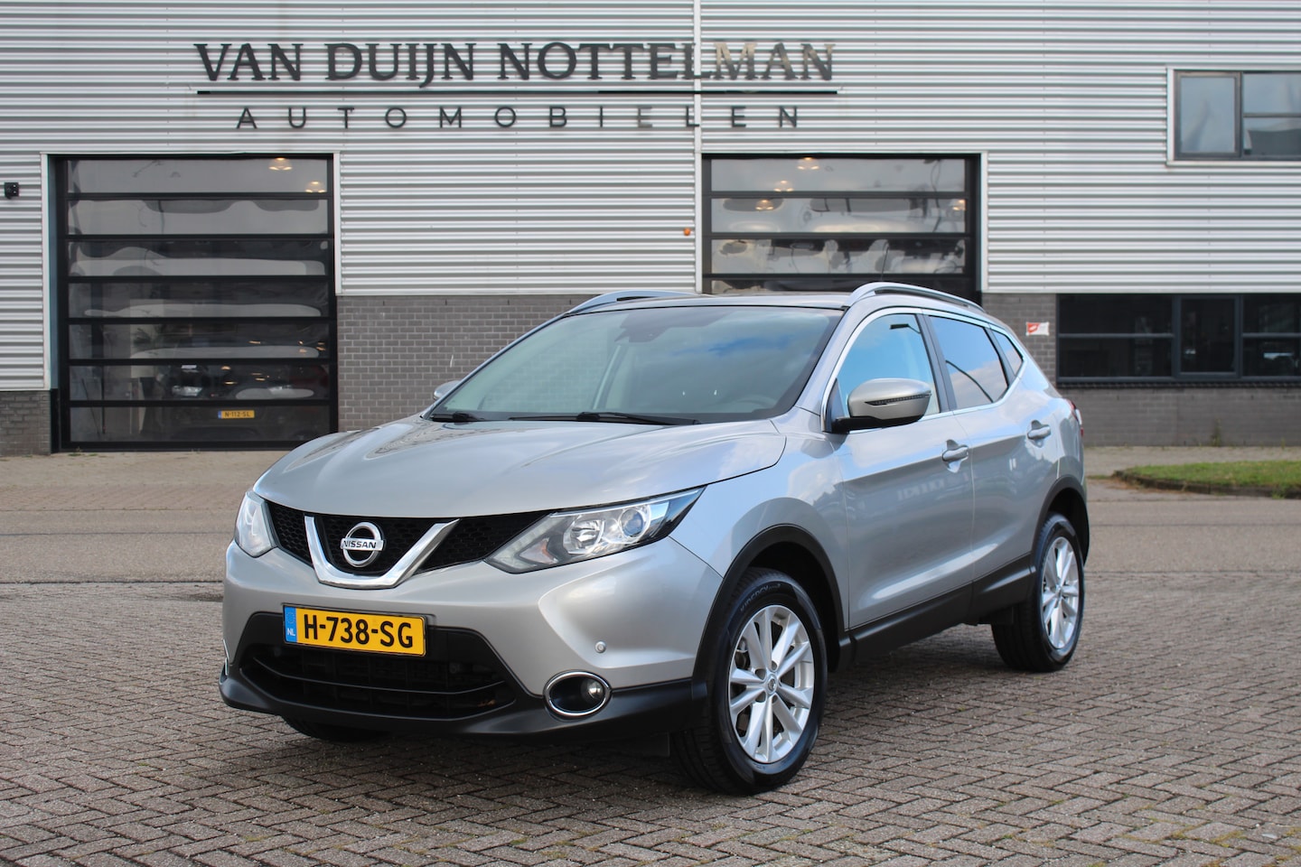Nissan Qashqai - 1.6 N-Vision / Panoramadak / Camera / Trekhaak - AutoWereld.nl