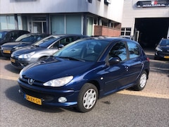 Peugeot 206 - 1.4 Forever 5 Deurs Ondanks de kilometer stand een nette en goed rijdende 206 met een nieu