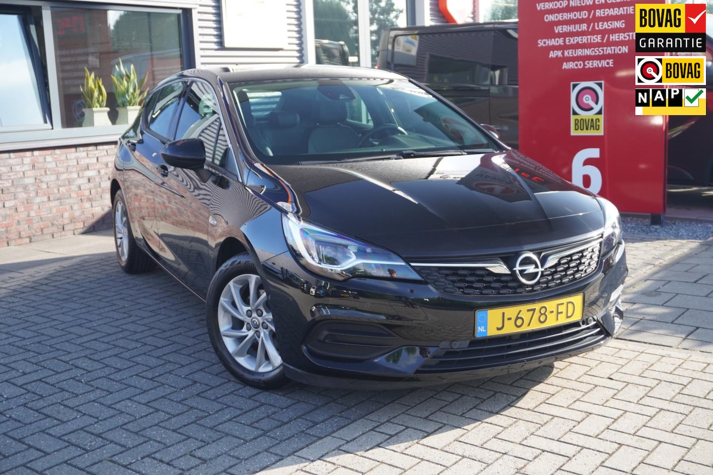 Opel Astra - 1.2 Elegance / Lage kilometerstand / Parkeercamera / Cruise / Dodehoek detector / Keyless - AutoWereld.nl