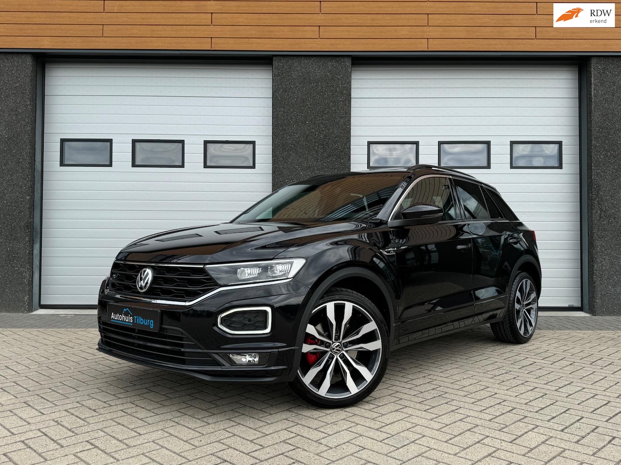 Volkswagen T-Roc - 1.5 TSI 3x R-Line Pano Virtual Trekhaak Navi - AutoWereld.nl