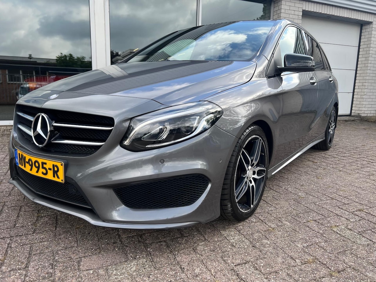 Mercedes-Benz B-klasse - 180 AMG Night Edition Automaat, Panoramadak - AutoWereld.nl