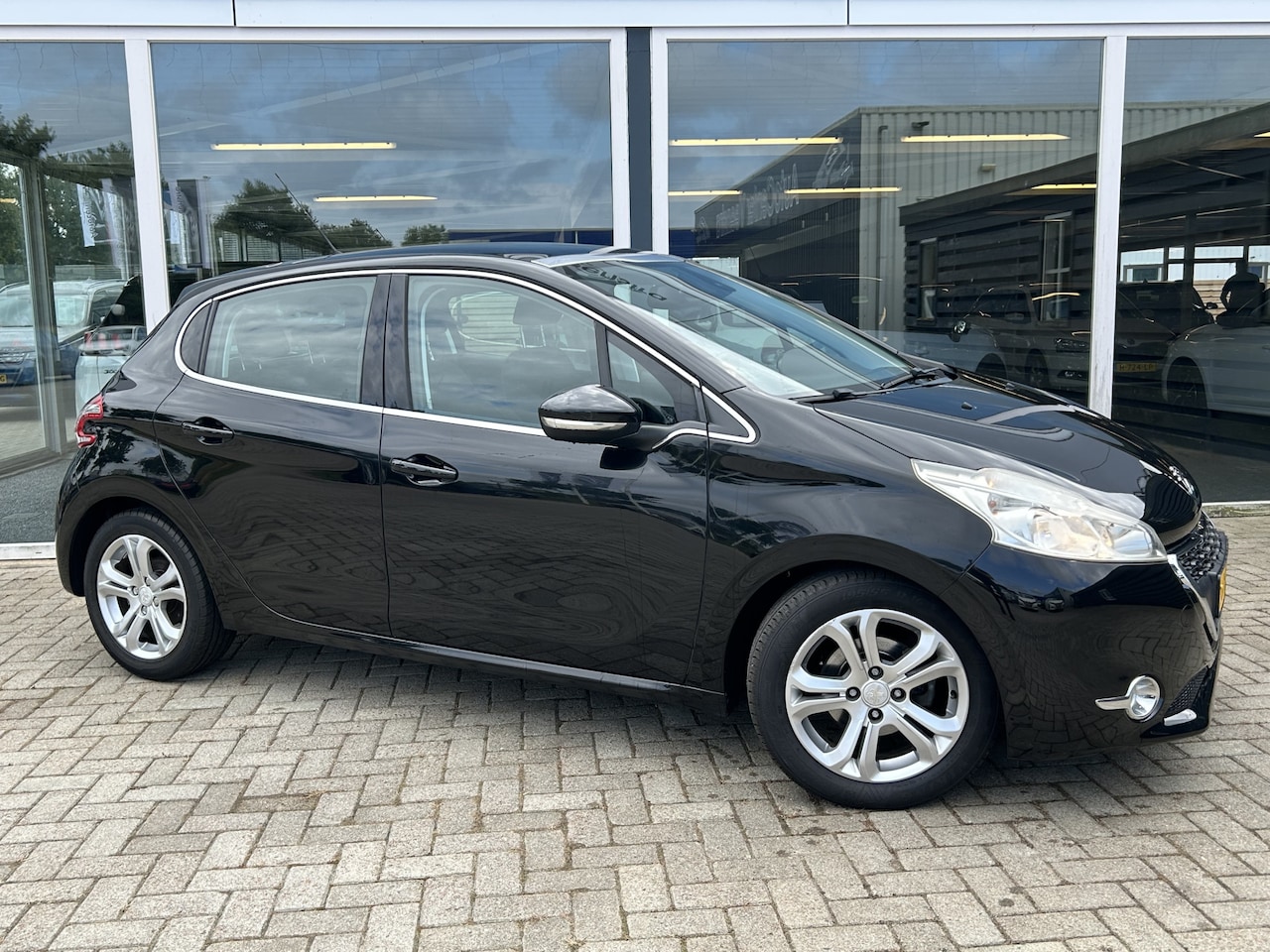 Peugeot 208 - 1.6 VTi Allure 50% deal 2.975,- ACTIE Pano / Trekhaak / Cruise / Clima - AutoWereld.nl