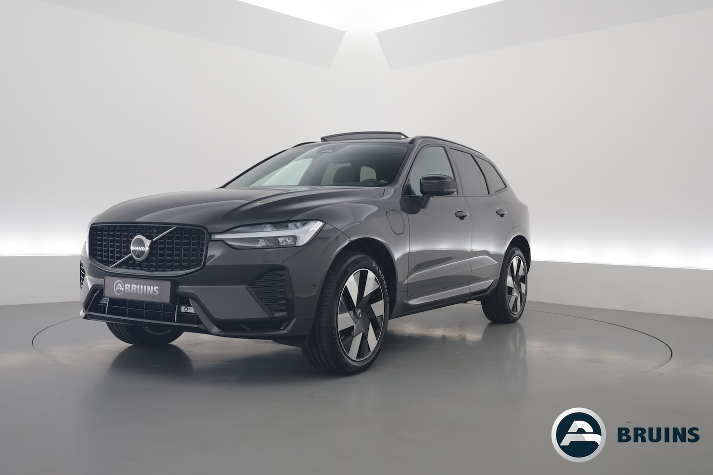 Volvo XC60 - 2.0 T6 Plug-in hybrid AWD Plus Dark Panorama-dak, Trekhaak, H&K Audio, ACC, Sportstoelen, - AutoWereld.nl