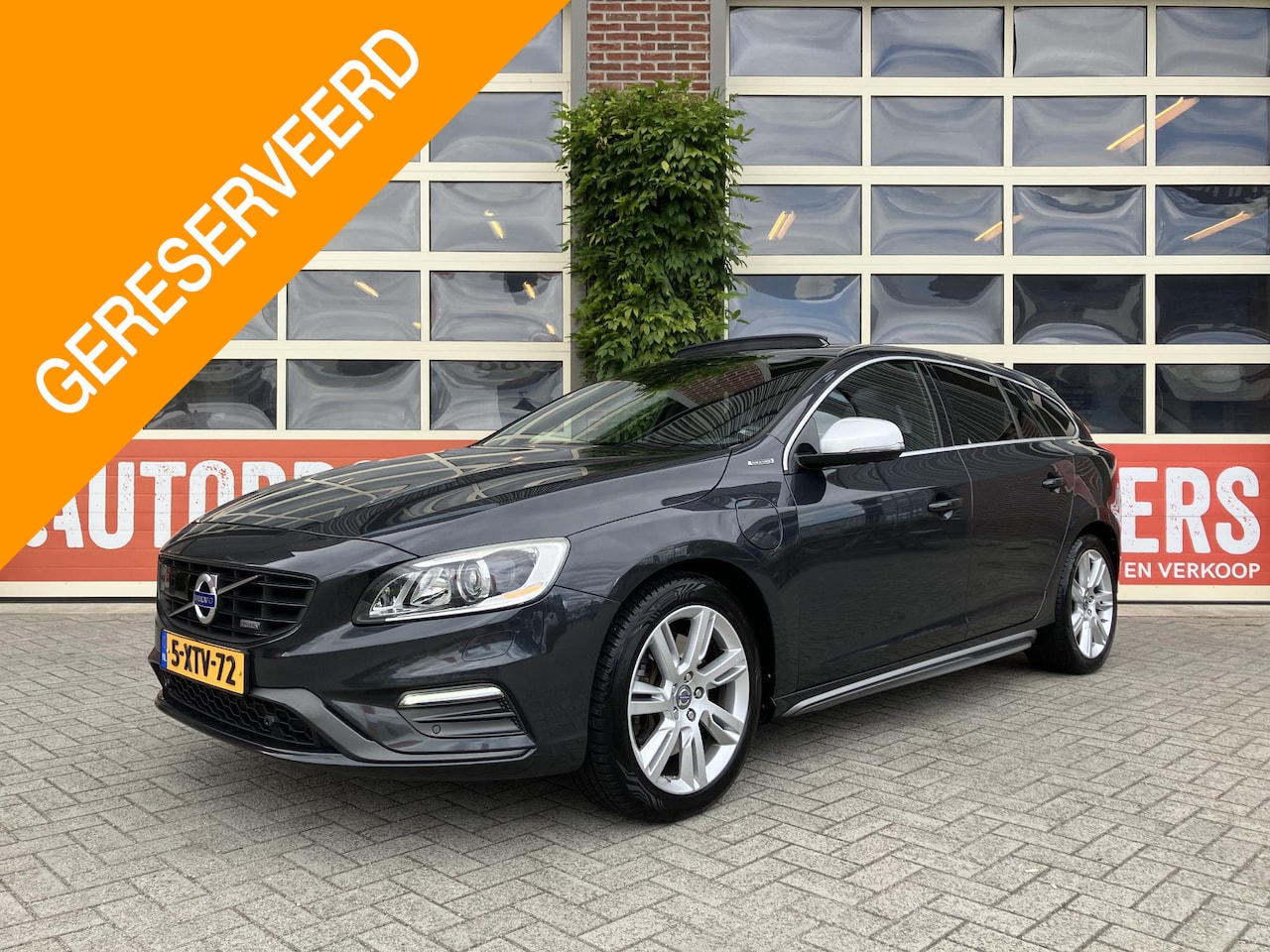 Volvo V60 - 2.4 D6 AWD Plug-In Hybrid R-Design | Schuif-kantel dak | Bi-Xenon | Trekhaak | 18" LMV | D - AutoWereld.nl