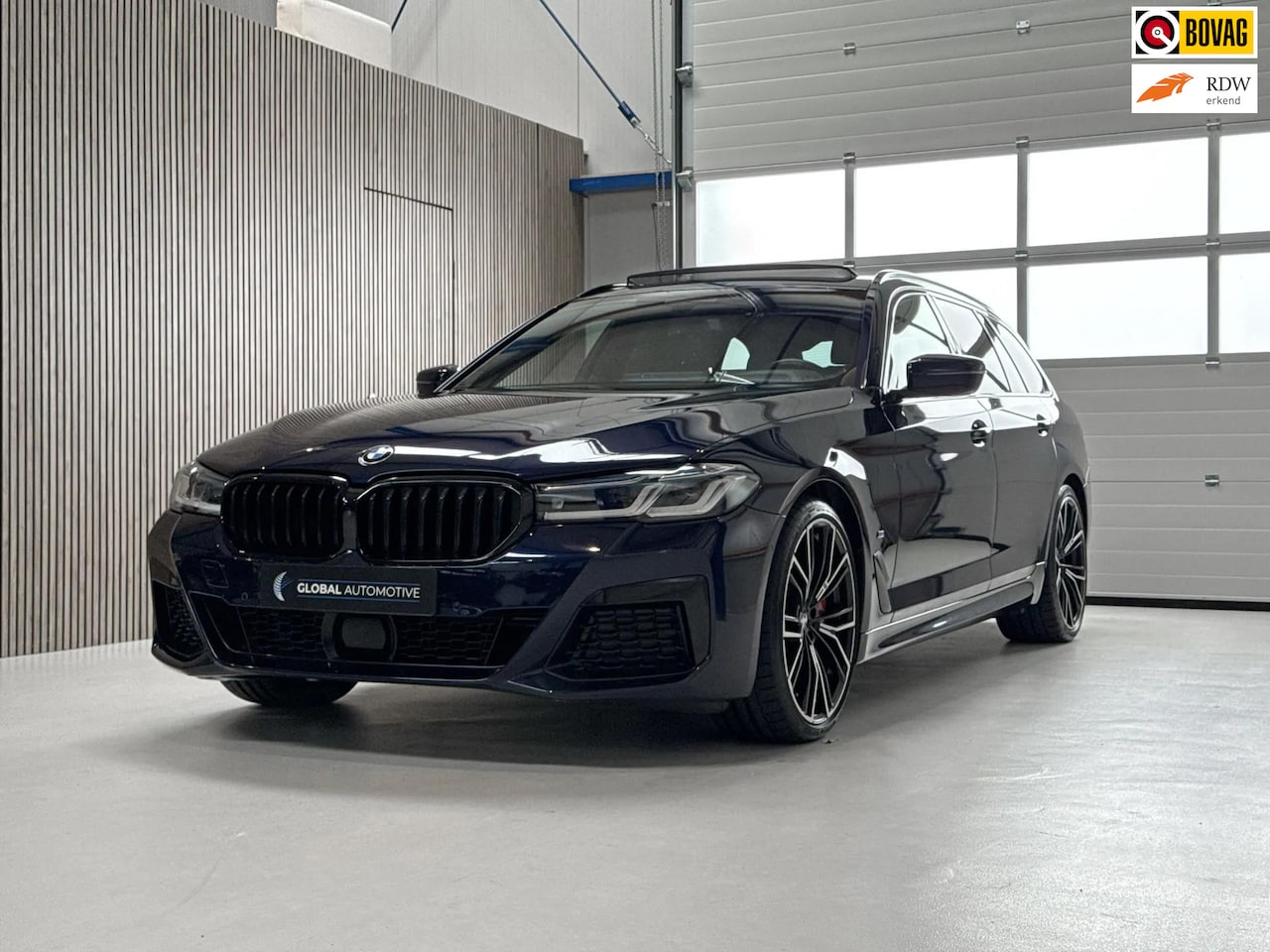 BMW 5-serie Touring - 530d xDrive - M PAKKET - SCHUIFDAK - 20'' - COMFORTSTOELEN - STOELVENTILATIE - TREKHAAK - AutoWereld.nl