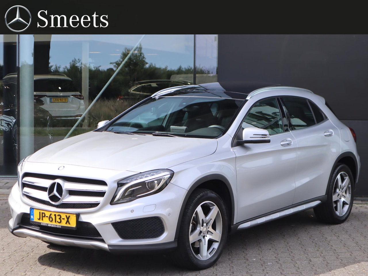 Mercedes-Benz GLA-Klasse - 180 Ambition Airco | Panoramadak | Lichtmetalen velgen | Parkeersensoren | Navigatie | - AutoWereld.nl