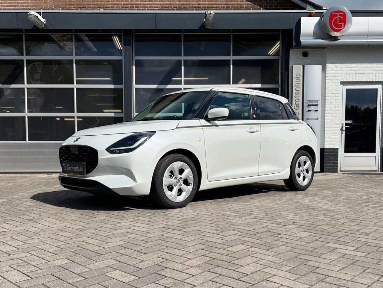 Suzuki Swift - 1.2 Style Smart Hybrid Parelmoer wit! - AutoWereld.nl