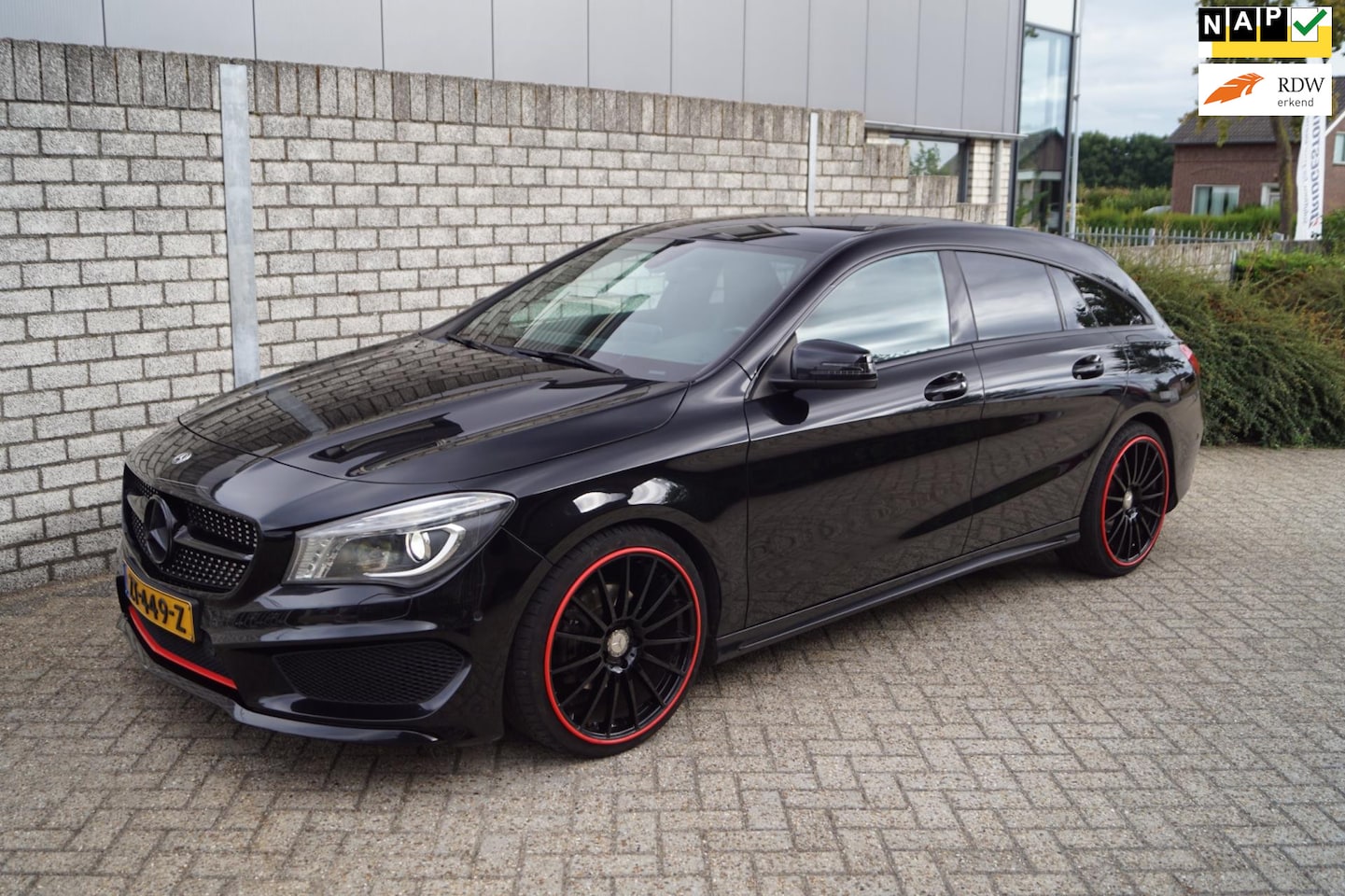 Mercedes-Benz CLA-klasse Shooting Brake - 180 OrangeArt Edition AMG Styling Autom Leder/Alcantara Navi Xenon Clima Cruise 2x PDC LMV - AutoWereld.nl