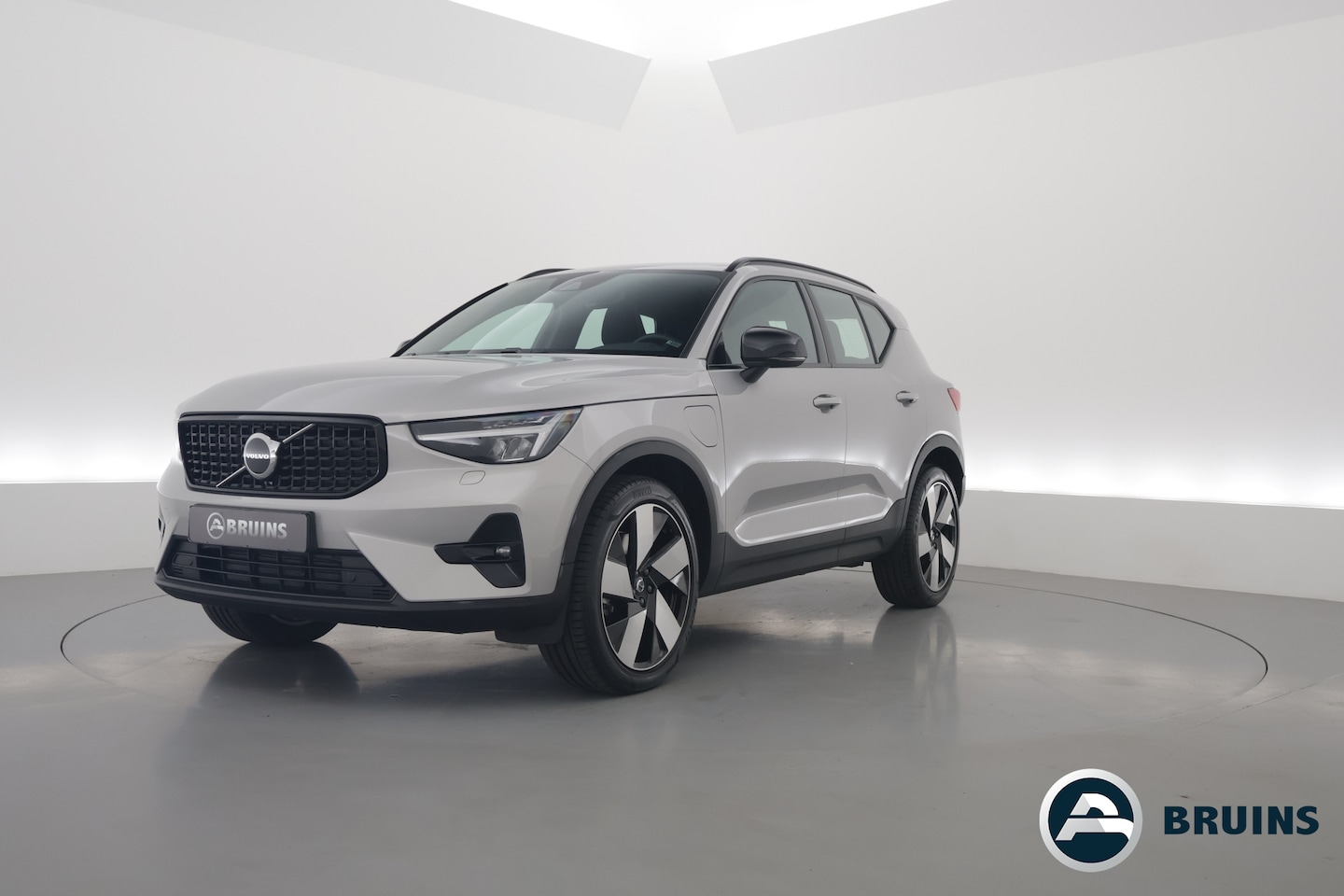 Volvo XC40 - 1.5 T5 Plug-in hybrid Plus Dark Facelift, Trekhaak, 20 inch, H&L Audio, elek. stoelen, ACC - AutoWereld.nl
