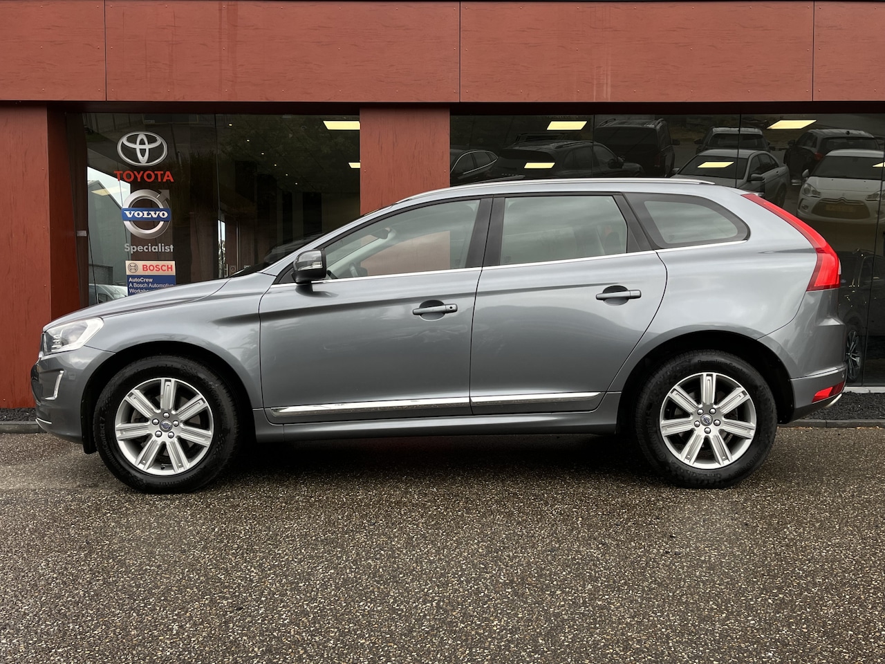 Volvo XC60 - 2.0 D4 FWD Polar+ AUT | LEER | PANO | ZEER LAGE KM. STAND! - AutoWereld.nl