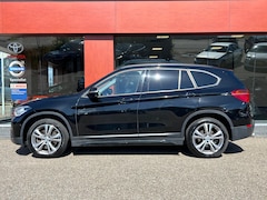 BMW X1 - xDrive20i High Executive Sport-line AUT | LEER | 18'' | NAV | TREKHAAK