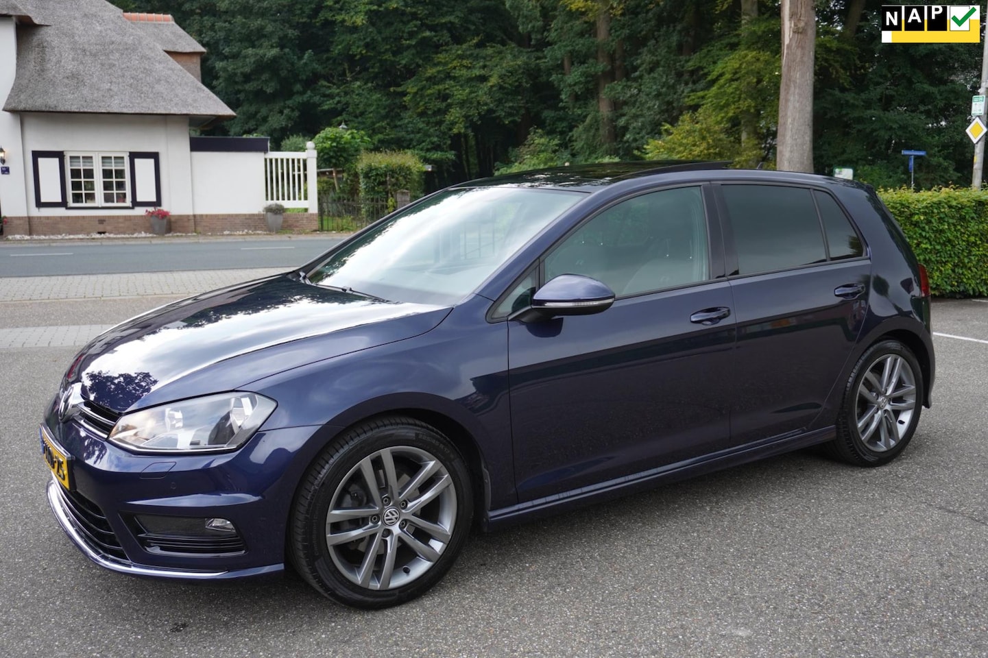 Volkswagen Golf - 1.4 TSI ACT Highline 3x R Line Pano Navi Pdc Lm Velgen - AutoWereld.nl