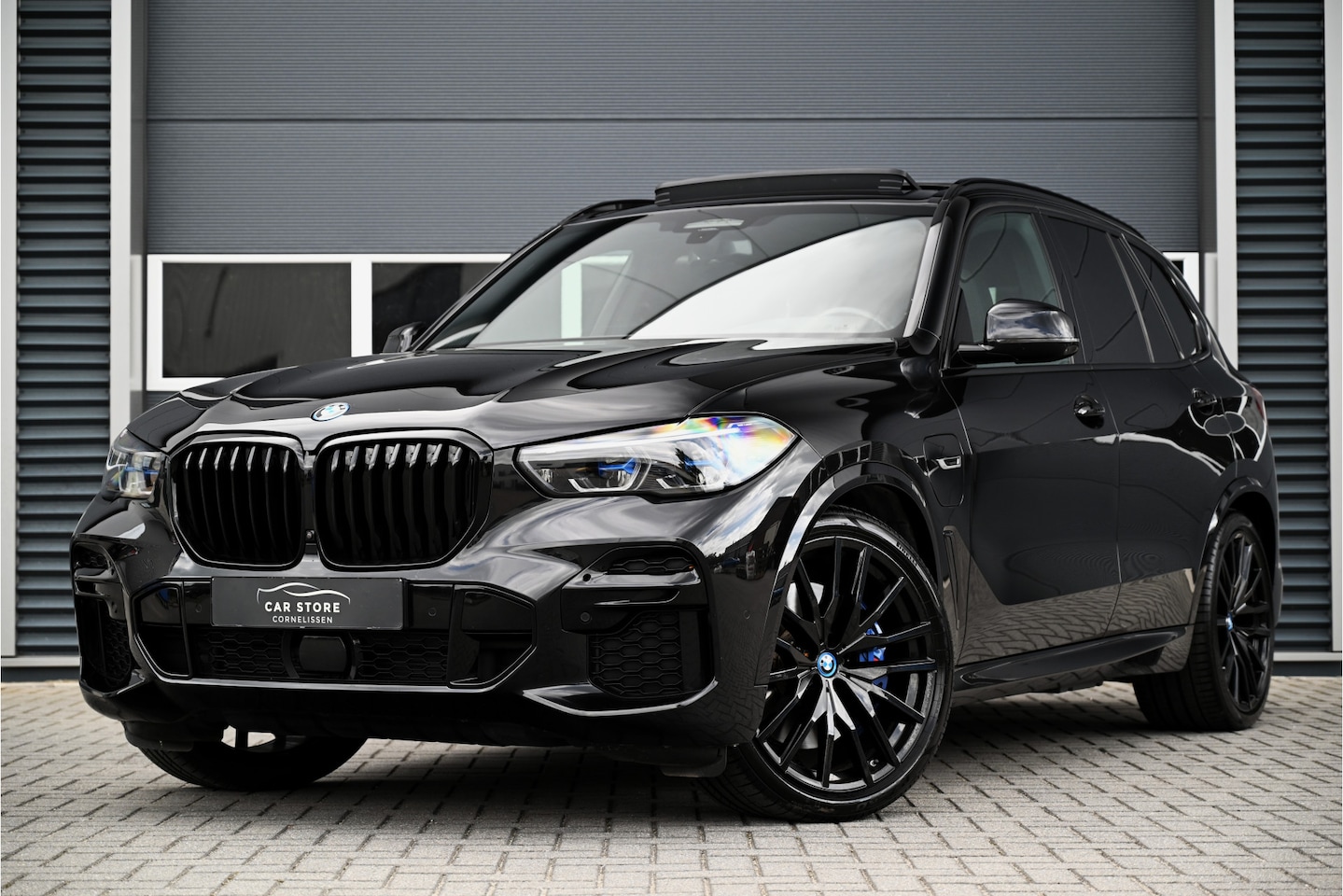 BMW X5 - xDrive45e M-SPORT / SKYLOUNGE PANO / B&W / LASER / INDIVIDUAL LEDER / CARBON / HUD / MASSA - AutoWereld.nl