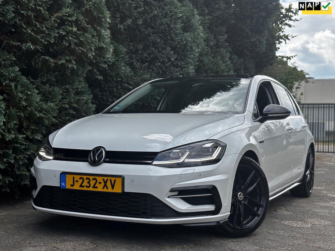 Volkswagen Golf - 1.4 TSI R-Line|Pano|Massagestoel - AutoWereld.nl