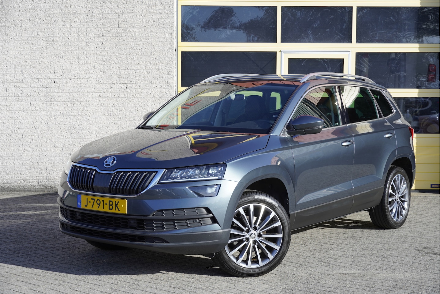 Skoda Karoq - 1.5 TSI ACT 150PK! Automaat Business Edition BJ2020 Lmv 18" | Led V+A | Pdc | Navi | Keyle - AutoWereld.nl
