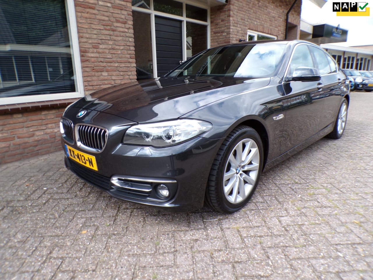 BMW 5-serie - 520i Luxury Edition Automaat / Leder / Navi / Dealeronderhouden - AutoWereld.nl