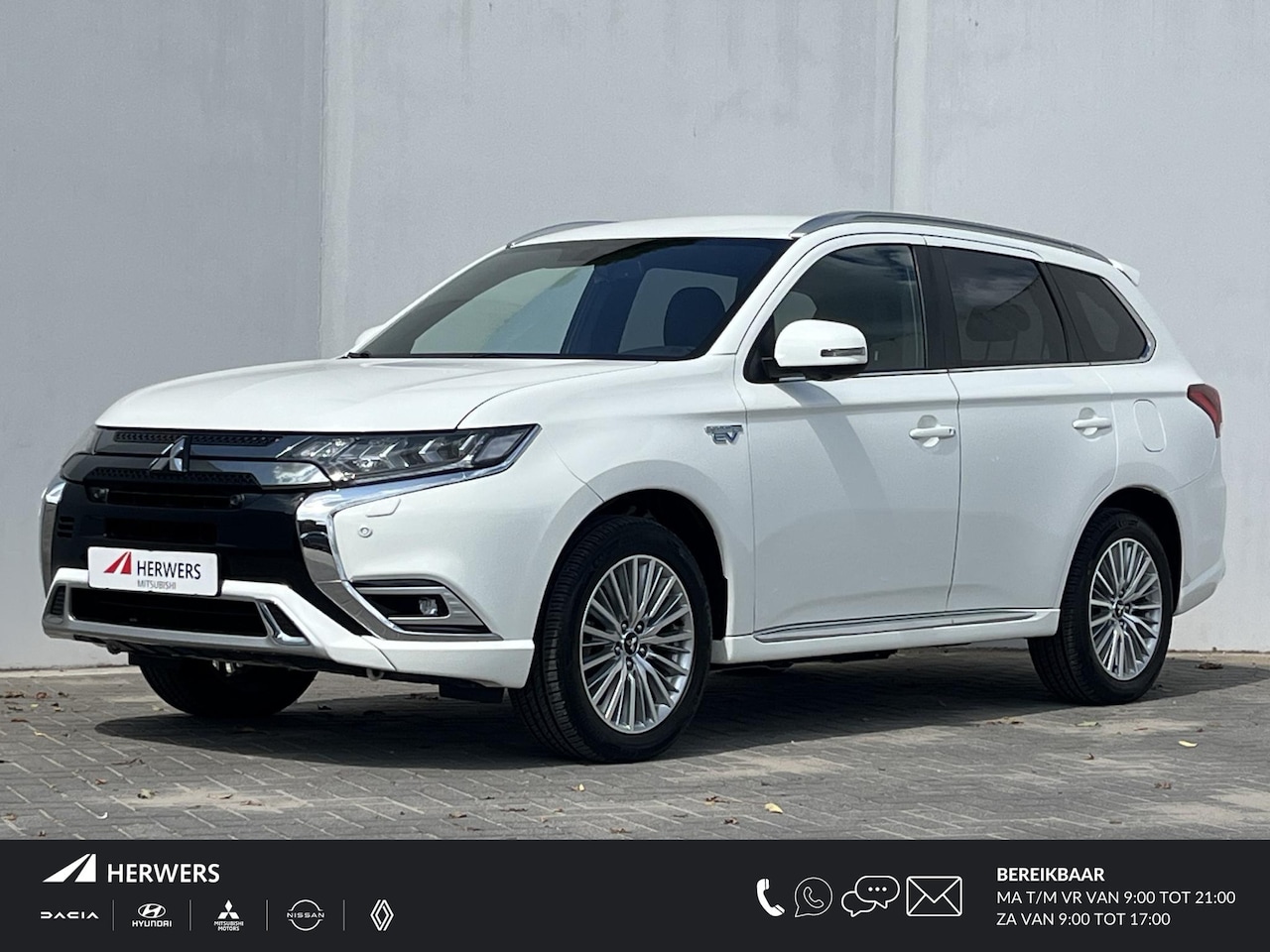 Mitsubishi Outlander - 2.4 PHEV Intense + / Stuur- & Stoelverwarming / Rondzichtcamera / Apple Carplay/Android Au - AutoWereld.nl